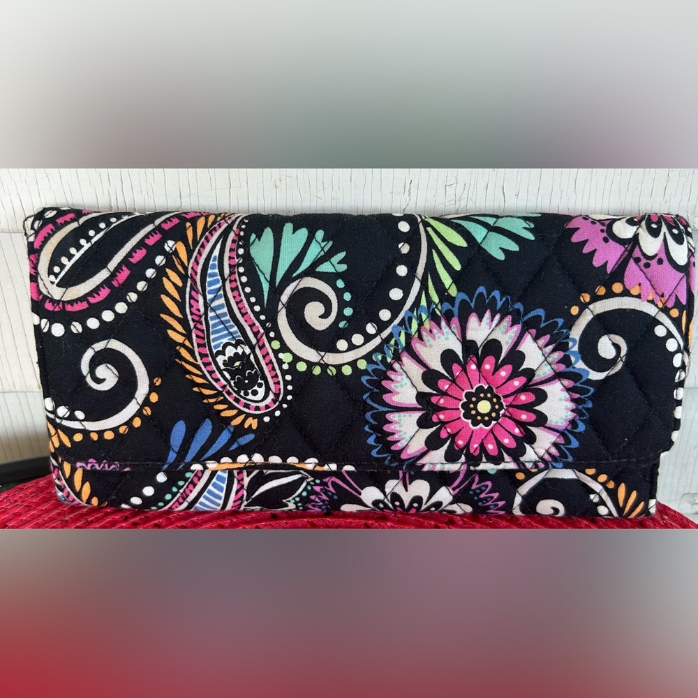 VERA BRADLEY “BANDANA SWIRL” TRIFOLD RFID PROTECTION WALLET. NWOT NO FLAWS!